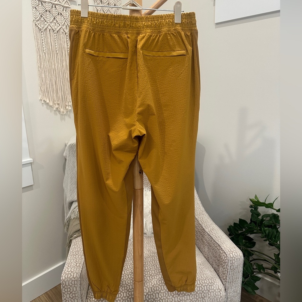 Athleta Textured Brooklyn Jogger Pants Mustard Gold Size 6 Athleisure - Picture 5 of 6